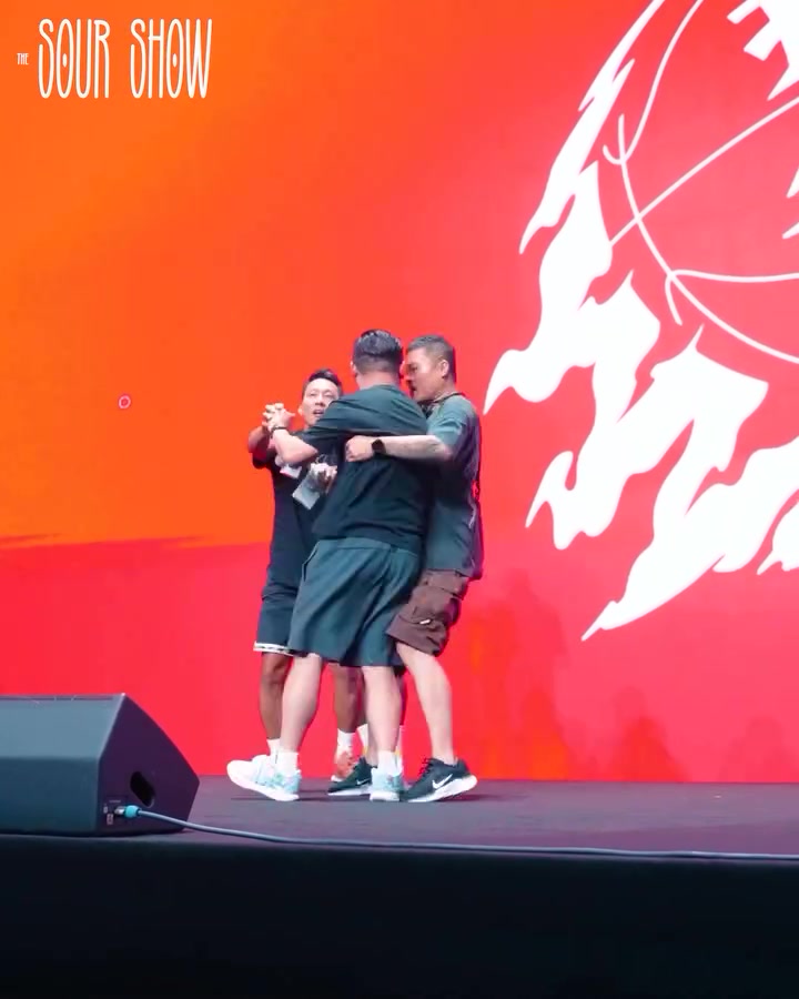 詹姆斯中国行幕后：球迷冲台遭劝阻 巨星报以苦笑